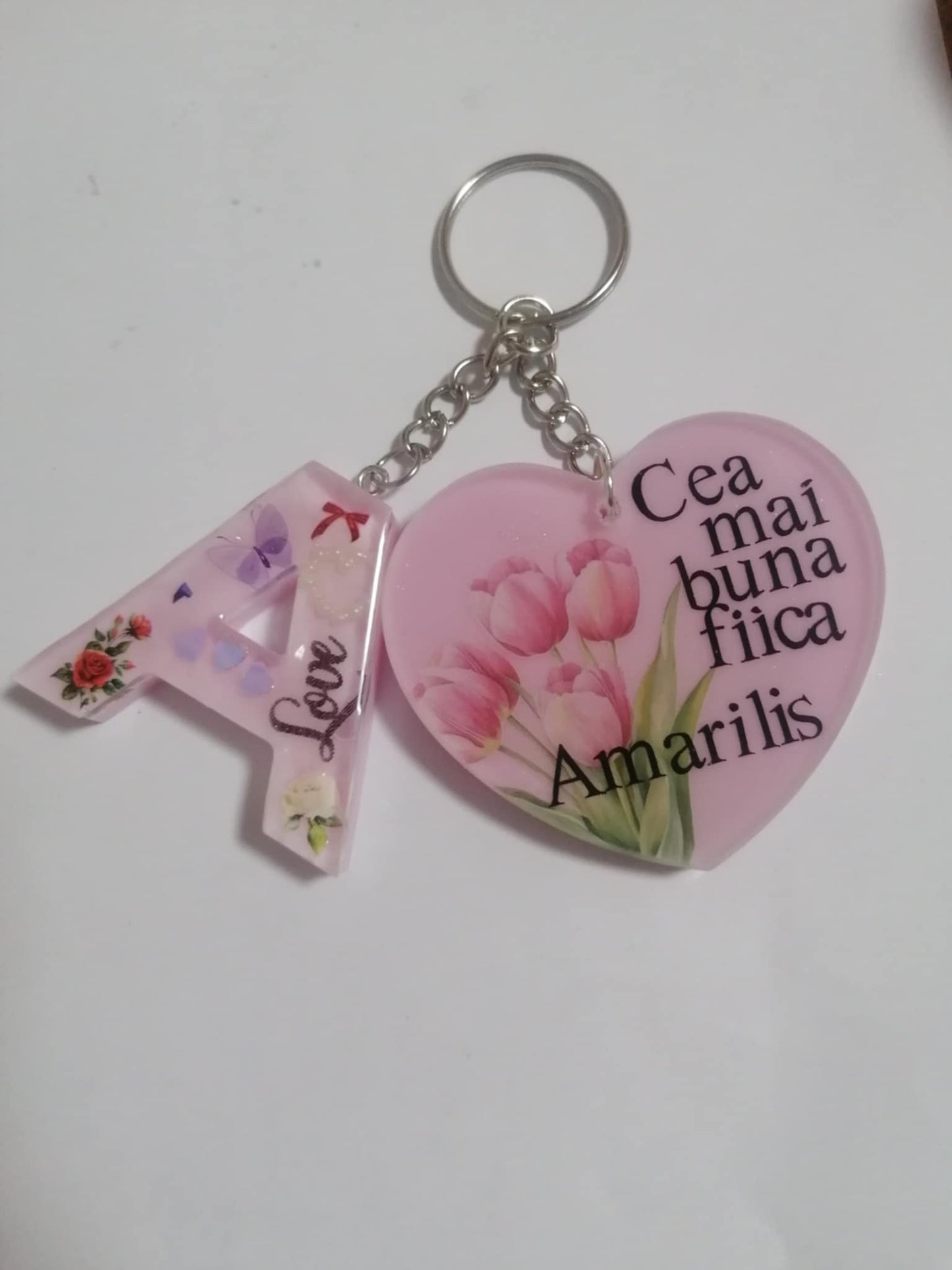 Breloc inimă si inițială din rășină