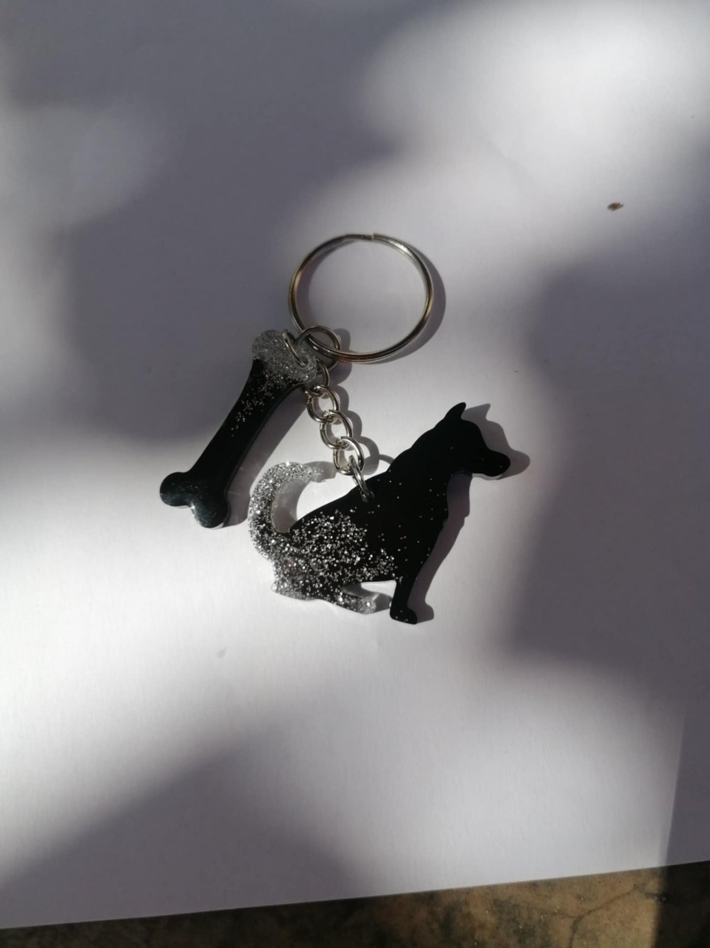 Breloc cățel din rășină