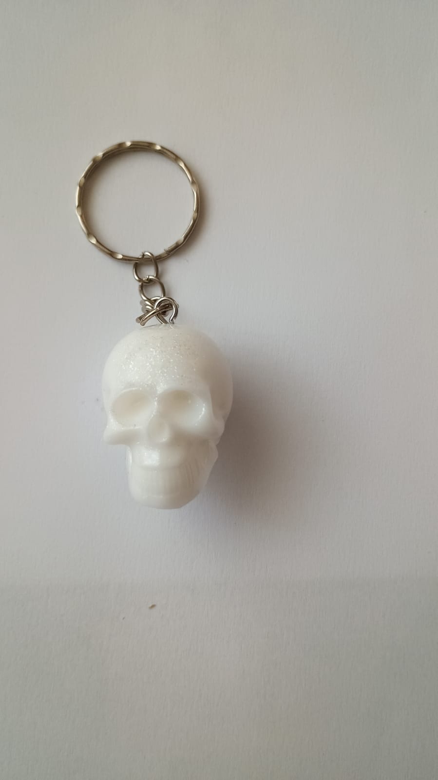 Breloc cap de mort din rășină