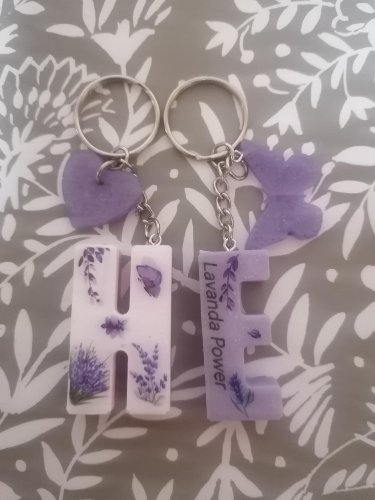 Breloc personalizat cu inițială din rășină