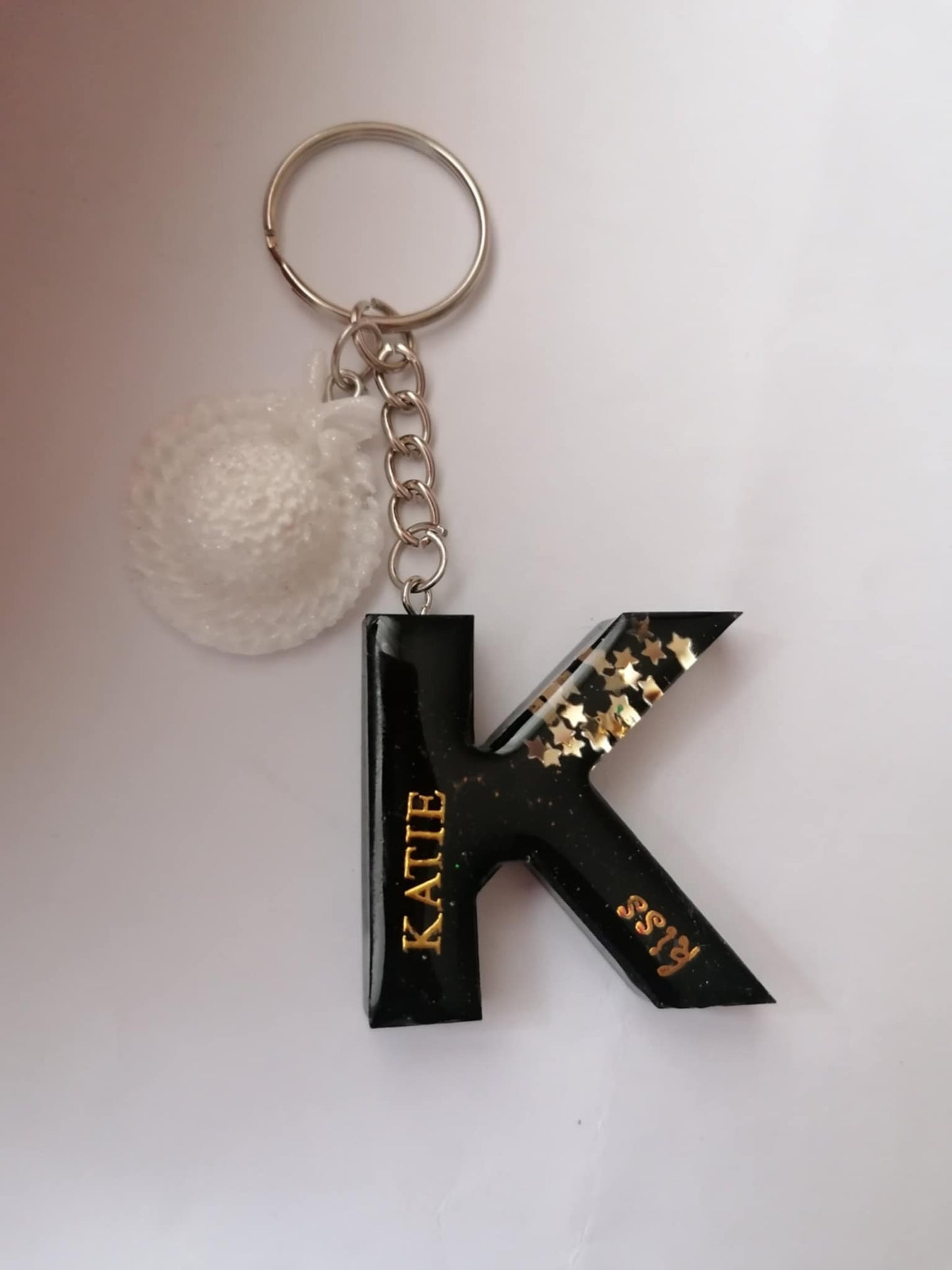 Breloc personalizat cu inițială din rășină