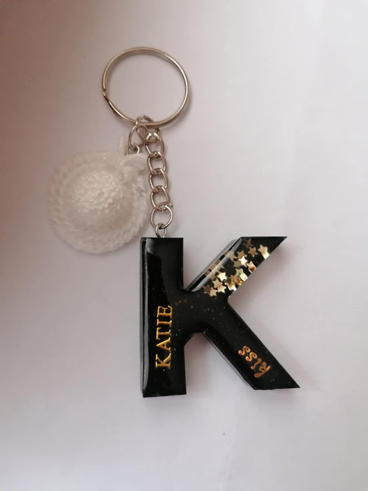 Breloc personalizat cu inițială din rășină