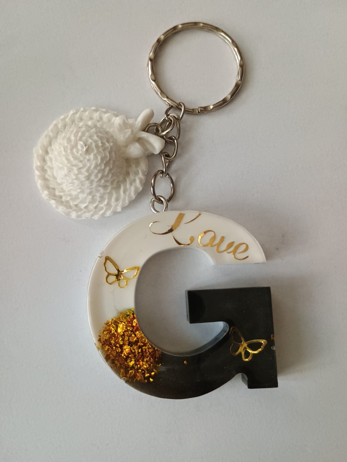 Breloc personalizat cu inițială din rășină