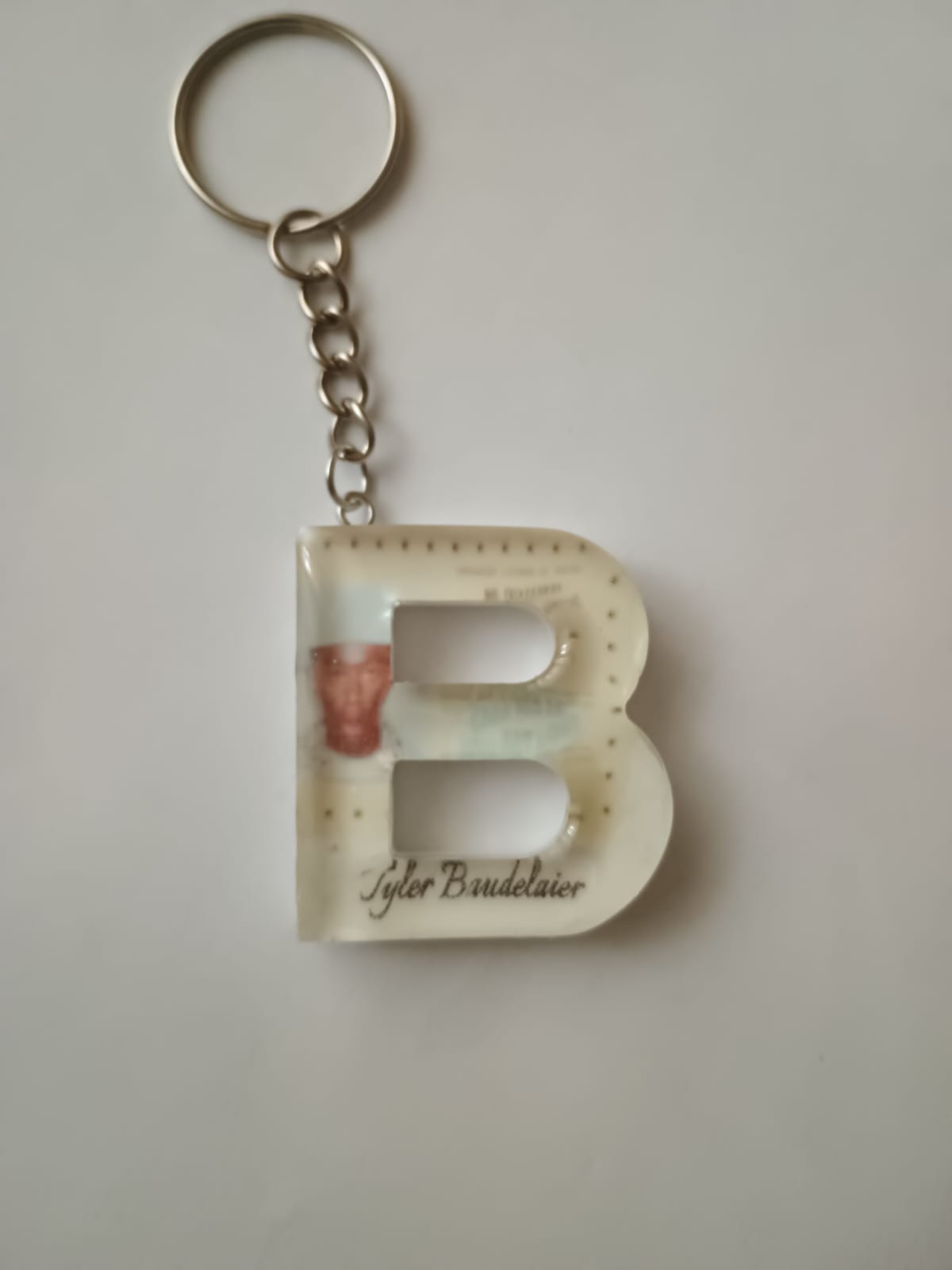 Breloc personalizat cu inițială din rășină