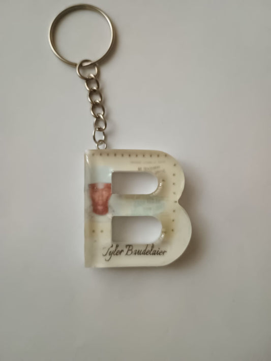 Breloc personalizat cu inițială din rășină
