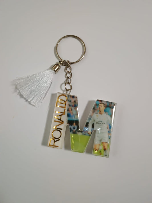 Breloc personalizat cu inițială din rășină